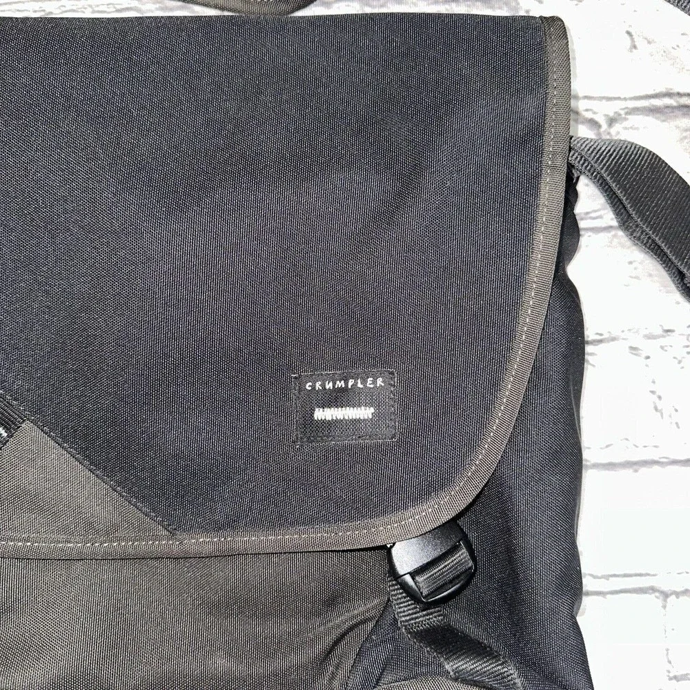 Crumpler The Skivvy Small Laptop Crossbody Messenger Bag Black Red Interior